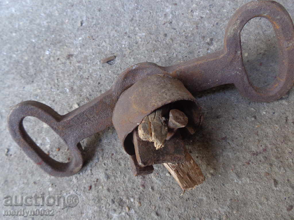 Auction Wrought iron with over 100 years of history, suitable for a cart Auction Wrought iron with over 100 years of history, suitable for a cart