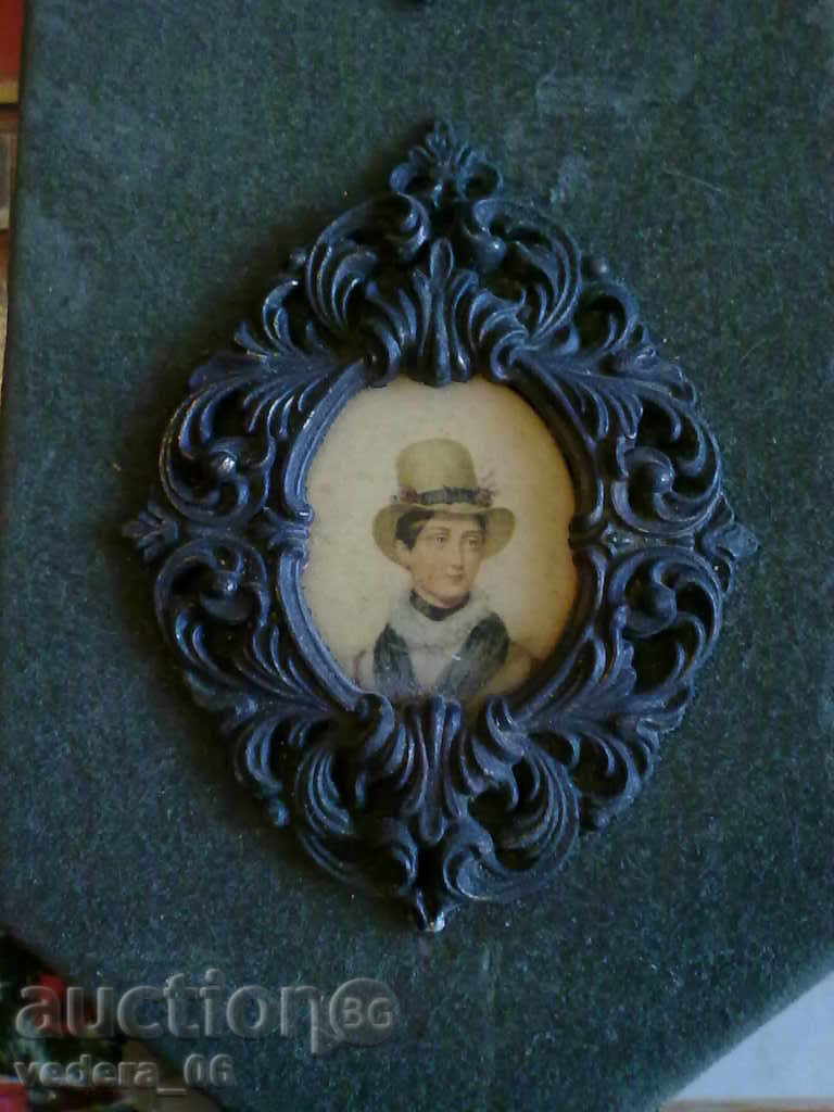 old picture holder with price 25.00 BGN | € 12.78 old picture holder with price 25.00 BGN | € 12.78
