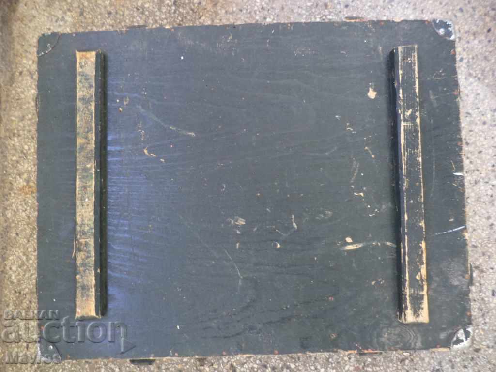 Licitație Ladă din lemn 44x34x23cm cu balamale și mânere metalice - militară
