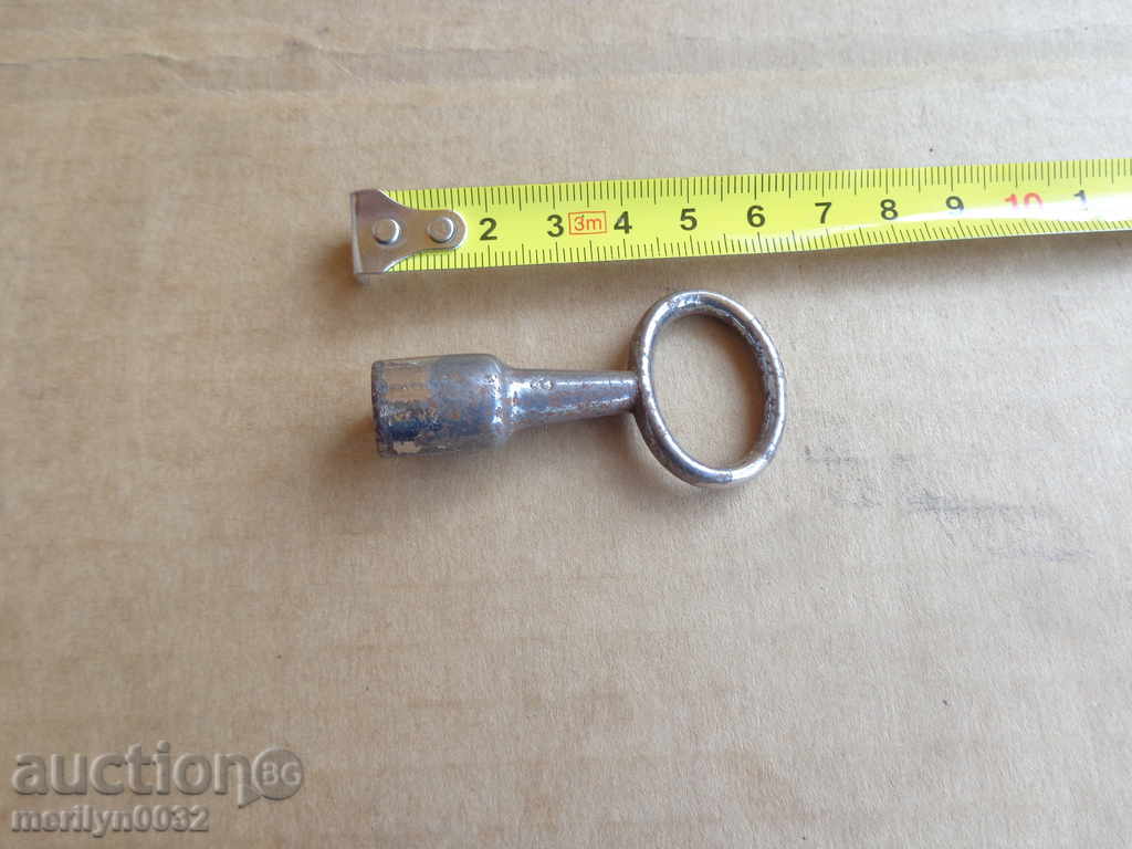 Delivery of Key for an old clock Delivery of Key for an old clock