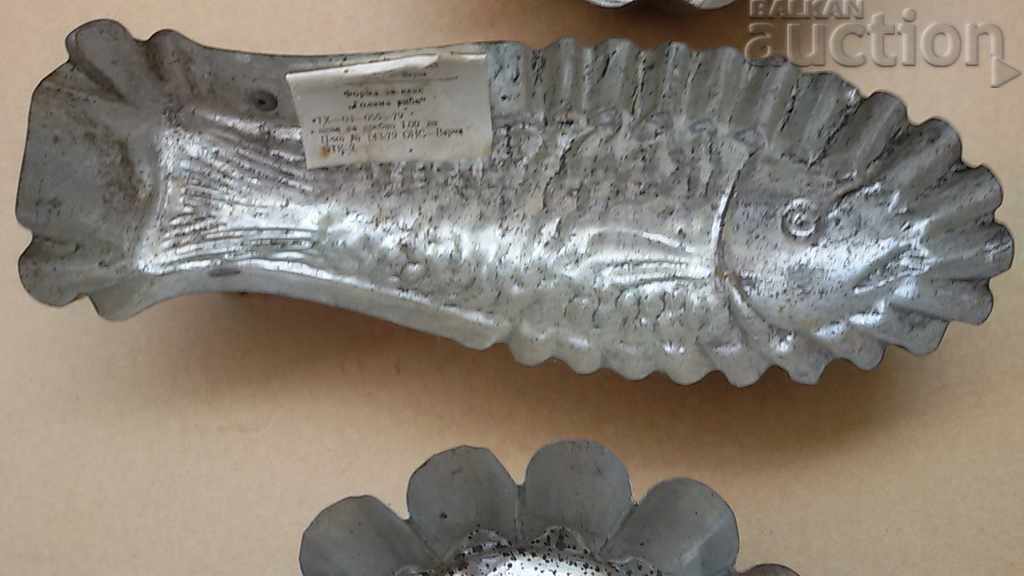 cake tin from the lot three pieces - 6 cake tin from the lot three pieces - 6