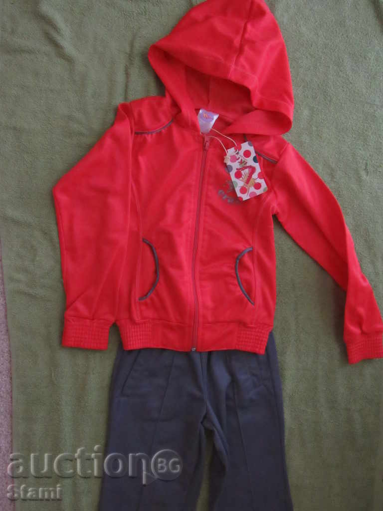 Trening fetita, gri si coral, nou, marimea 110 cu preț 15.00 BGN | € 7.67