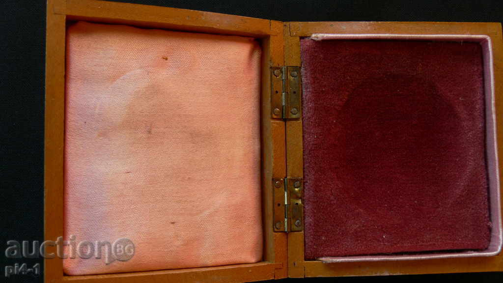 Όμορφο ξύλινο κουτί πλάκα με τιμή 10.00 BGN | € 5.11 Όμορφο ξύλινο κουτί πλάκα με τιμή 10.00 BGN | € 5.11