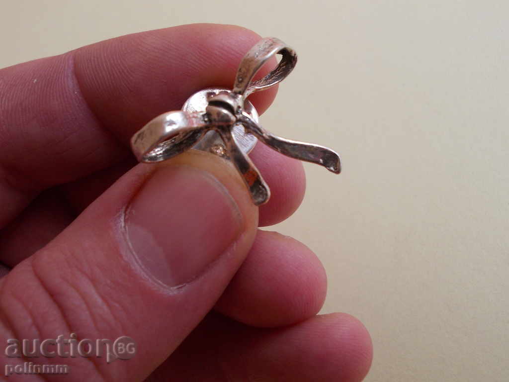 Auction a small silver brooch Auction a small silver brooch