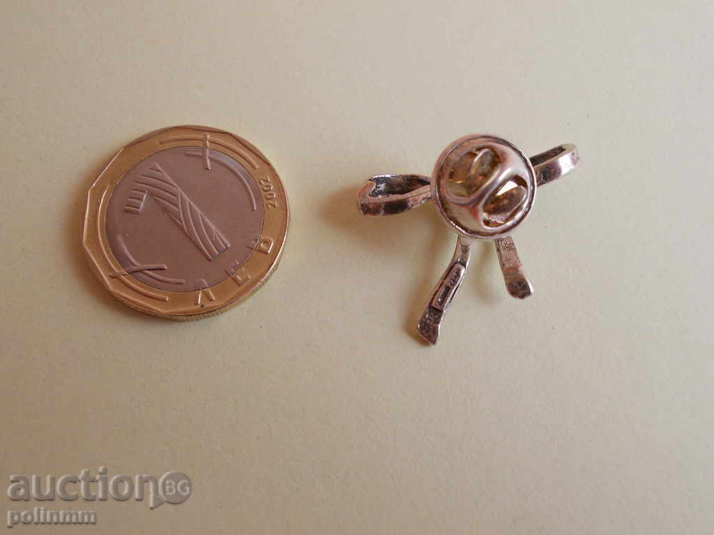Delivery of a small silver brooch Delivery of a small silver brooch