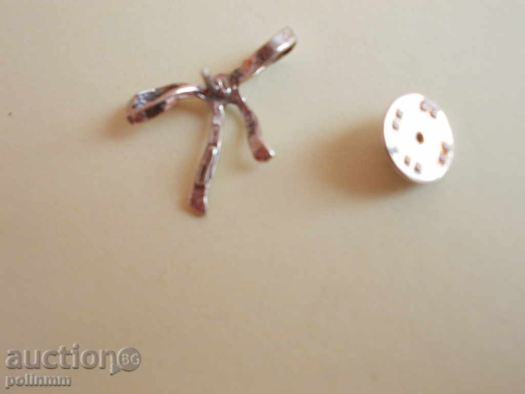 a small silver brooch - 5 a small silver brooch - 5