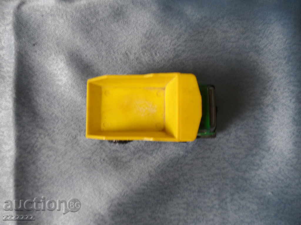 Licitație o jucărie veche pentru copii Licitație o jucărie veche pentru copii