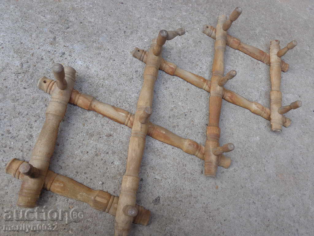 Delivery of An old wooden hanging wooden hanger Delivery of An old wooden hanging wooden hanger