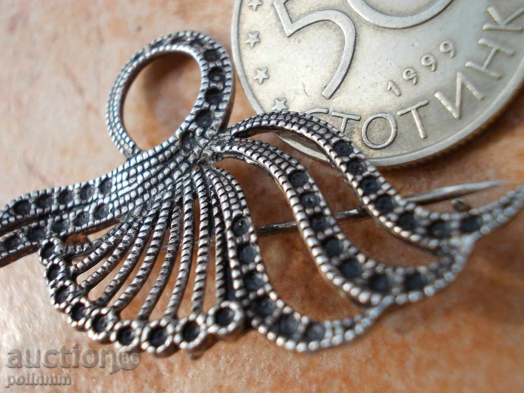 Auction silver brooch - 3.9 grams Auction silver brooch - 3.9 grams