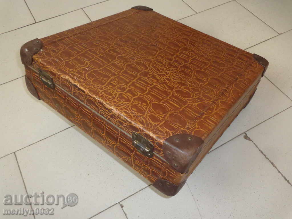Auction Very old case for vinyl plates 20th century 20th century bag Auction Very old case for vinyl plates 20th century 20th century bag