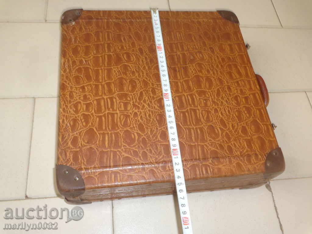 Delivery of Very old case for vinyl plates 20th century 20th century bag Delivery of Very old case for vinyl plates 20th century 20th century bag
