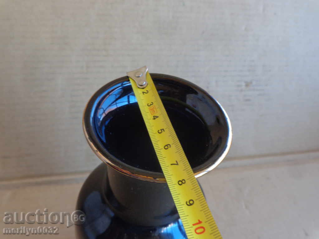 Auction An old porcelain vase, porcelain Auction An old porcelain vase, porcelain