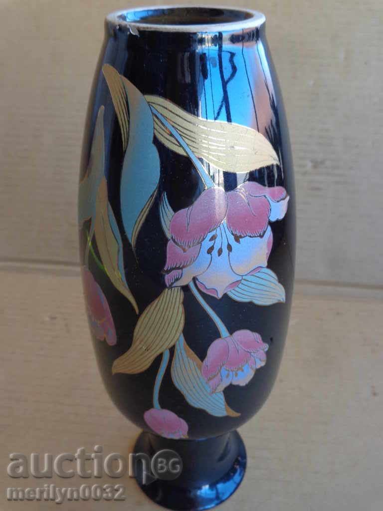Delivery of An old porcelain vase, porcelain Delivery of An old porcelain vase, porcelain