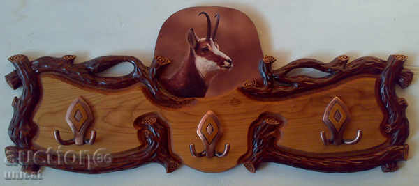 Закачалка с дърворезба и картина дива коза