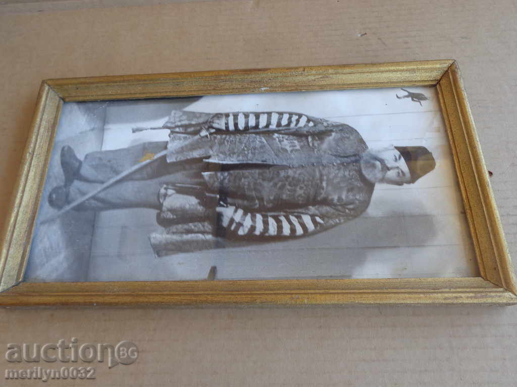 Δημοπρασία πορτρέτο κορνίζα ενός οπλαρχηγού περίστροφο σπάθη φέσι φωτογραφίας Δημοπρασία πορτρέτο κορνίζα ενός οπλαρχηγού περίστροφο σπάθη φέσι φωτογραφίας