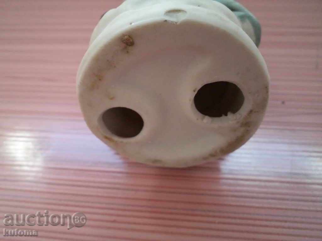 Auction  English porcelain statuette woman