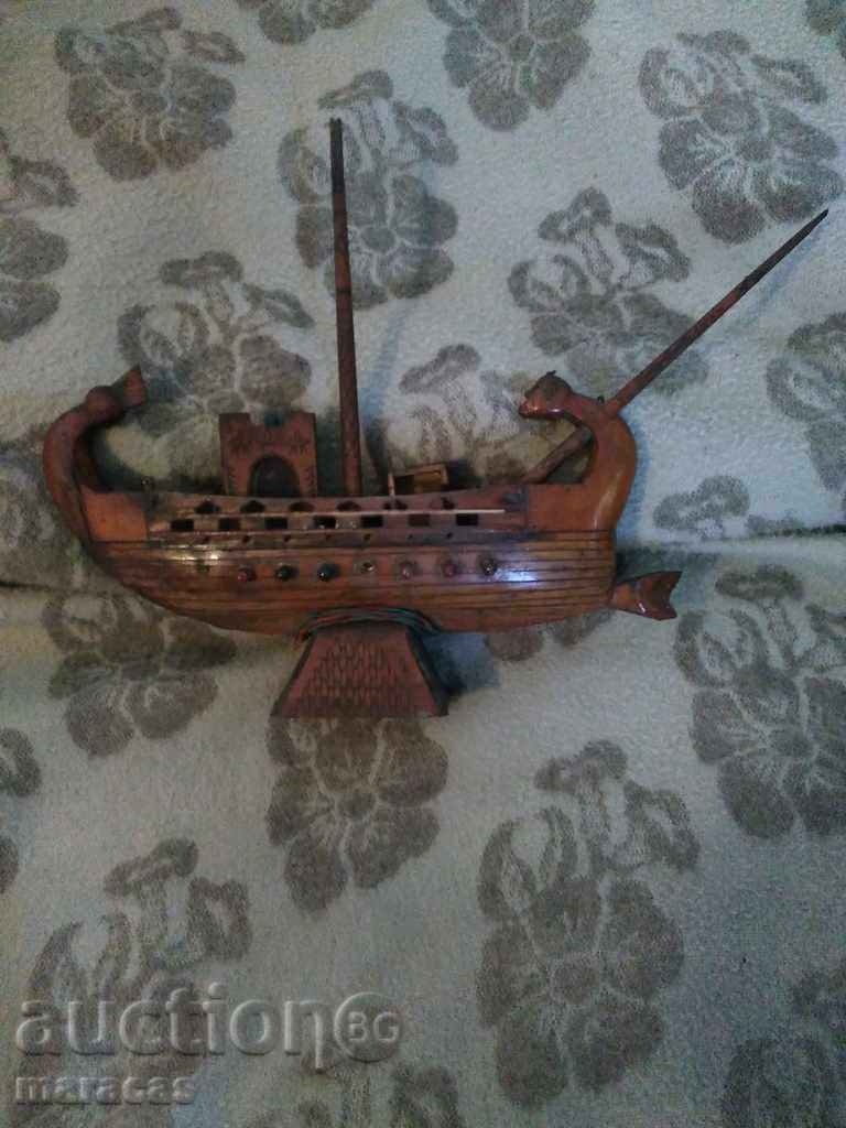 Model de navă din lemn