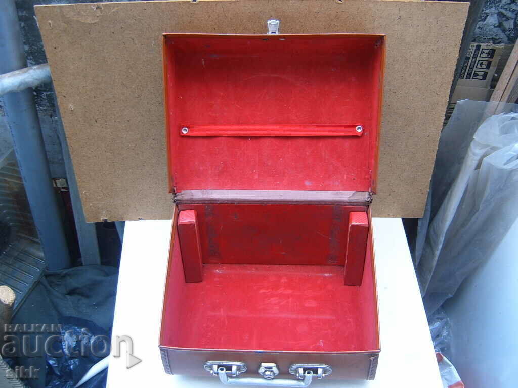 Δερμάτινος χαρτοφύλακας με τιμή 30.00 BGN | € 15.34 Δερμάτινος χαρτοφύλακας με τιμή 30.00 BGN | € 15.34