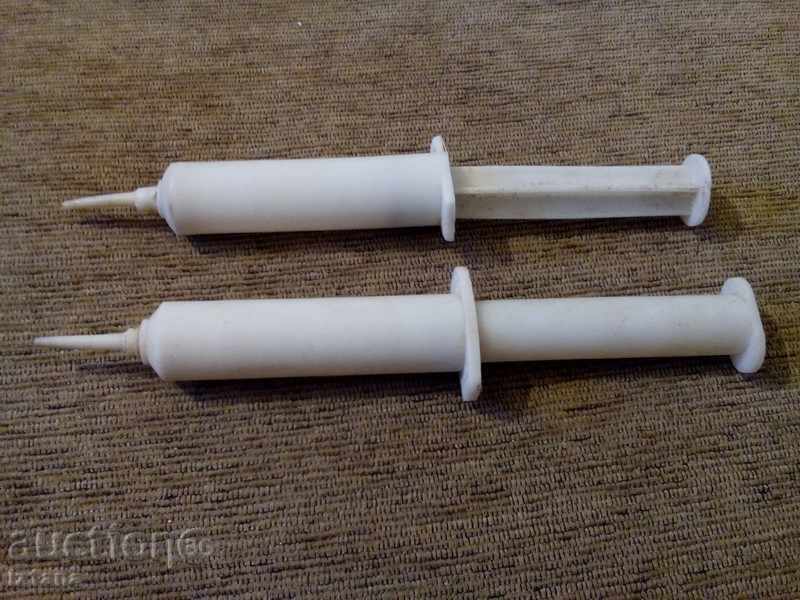 Old plastic syringes with price 5.00 BGN | € 2.56 Old plastic syringes with price 5.00 BGN | € 2.56