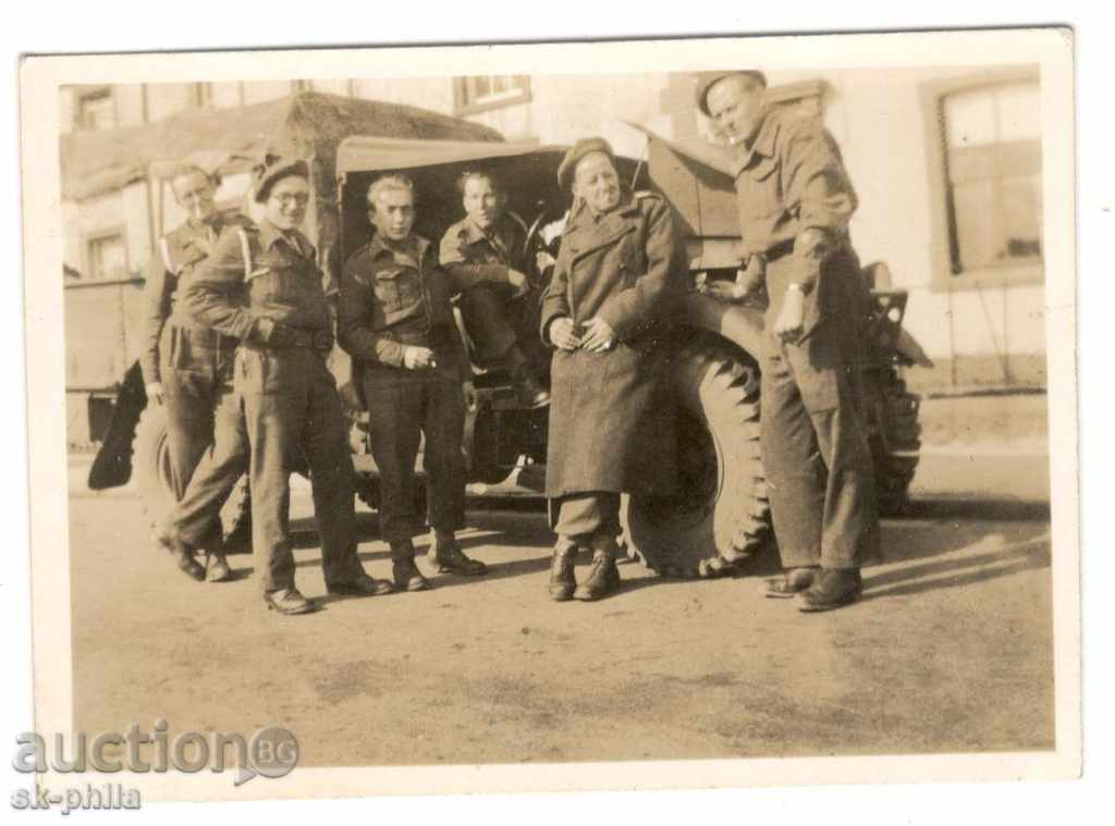 Παλιά εικόνα - Στρατιώτες μπροστά από ένα φορτηγό