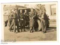 Стара снимка - Войници пред камион