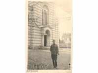 Foto veche - Krusevac, soldat în fața unei biserici