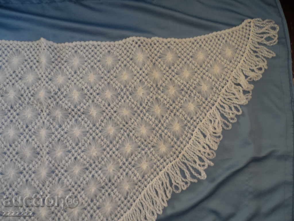 EșARFĂ RETRO cu preț 15.00 BGN | € 7.67 EșARFĂ RETRO cu preț 15.00 BGN | € 7.67