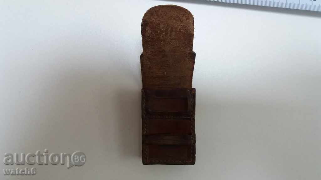 Δημοπρασία Μια μικρή δερμάτινη θήκη Δημοπρασία Μια μικρή δερμάτινη θήκη