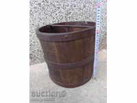 O șină dublă, o găleată de lemn și o găleată de lemn