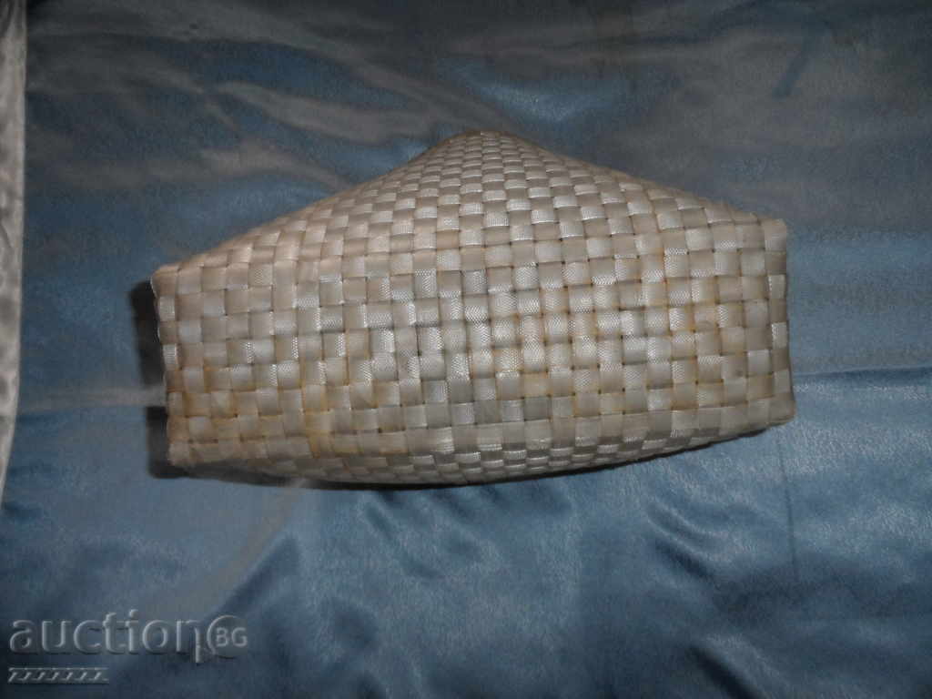 Delivery of retro woven bag Delivery of retro woven bag