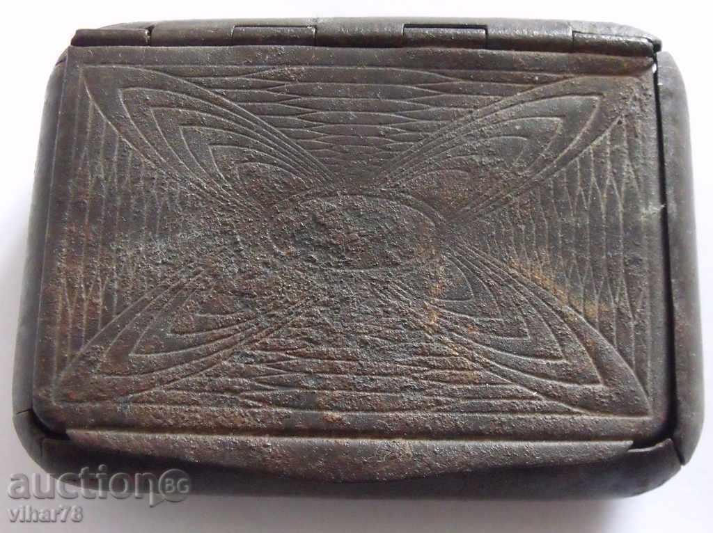 Auction an old tobacco box Auction an old tobacco box