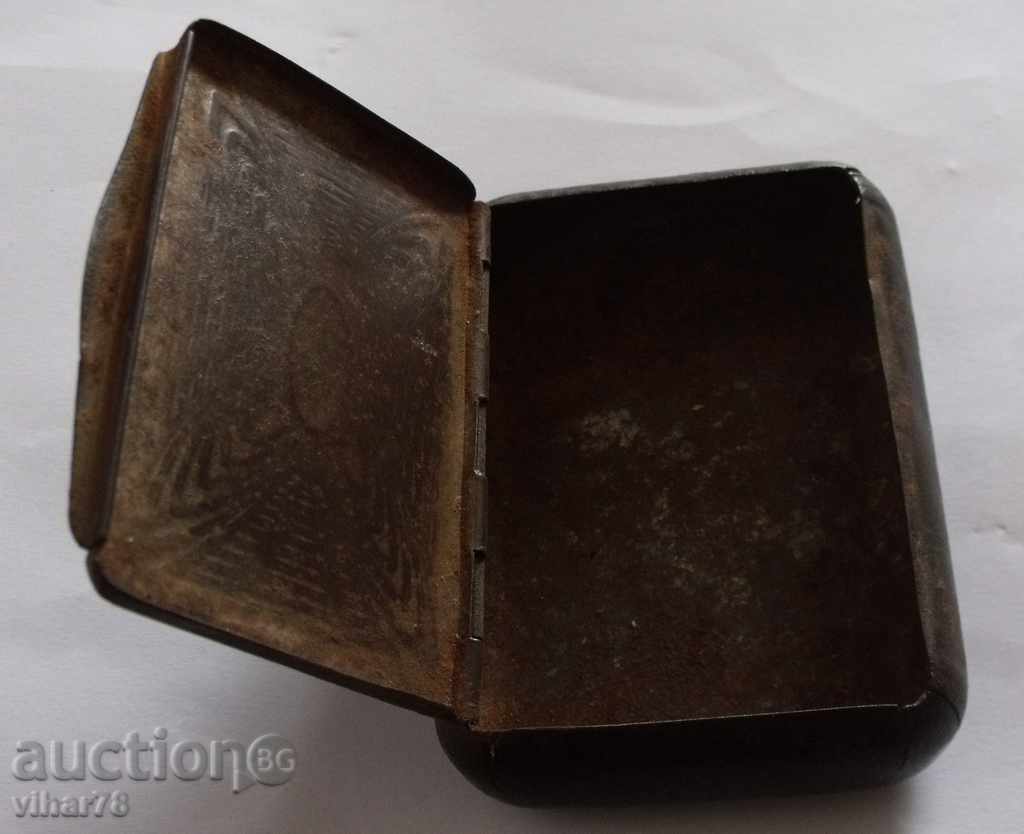 Delivery of an old tobacco box Delivery of an old tobacco box