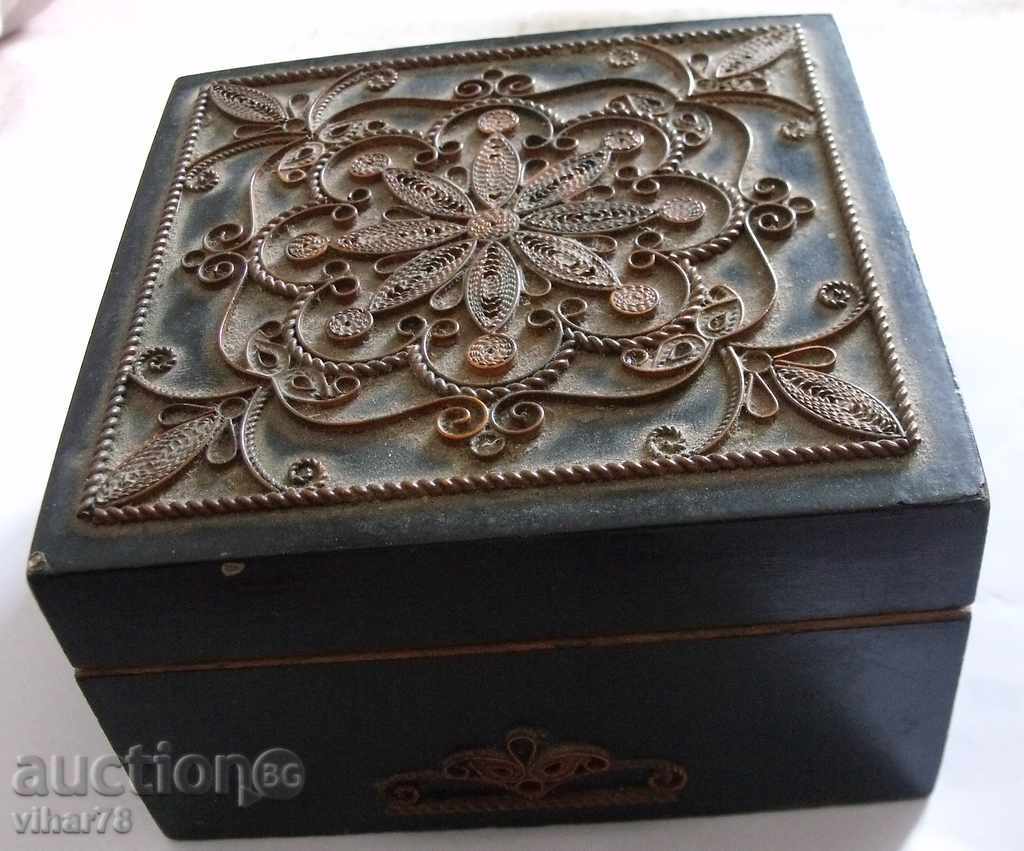 cutie veche de lemn cu placare din cupru cu preț 179.99 BGN | € 92.03