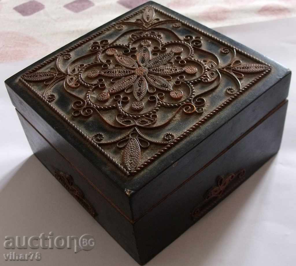 Licitație cutie veche de lemn cu placare din cupru