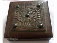 Παλιό ξύλινο κουτί με δερμάτινη