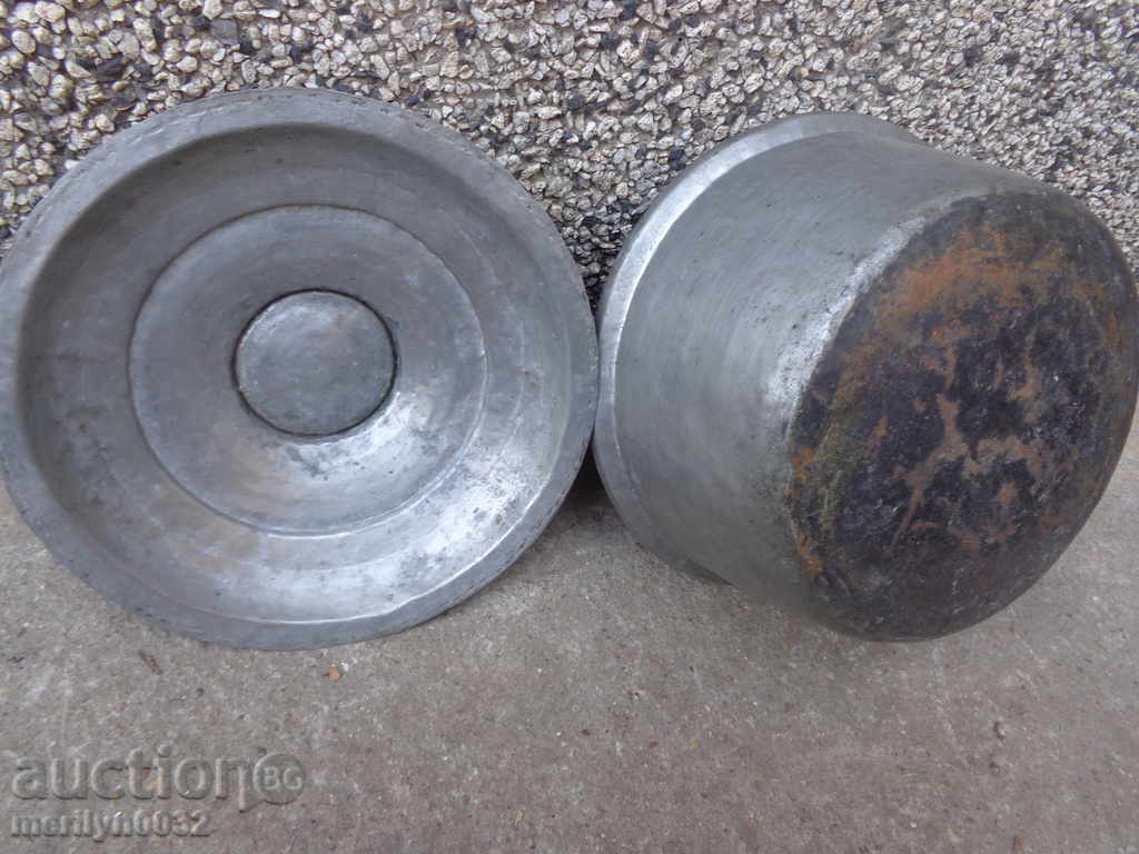 Auction An old tinned pot, a baker's copper pot with lid Auction An old tinned pot, a baker's copper pot with lid