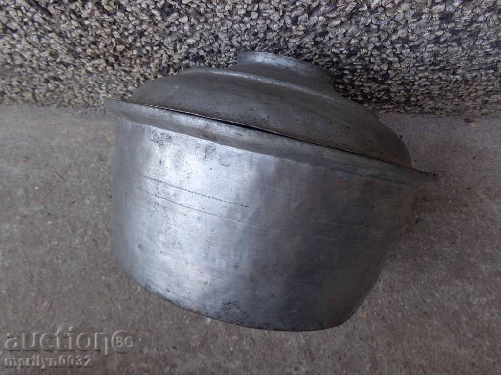 Delivery of An old tinned pot, a baker's copper pot with lid Delivery of An old tinned pot, a baker's copper pot with lid