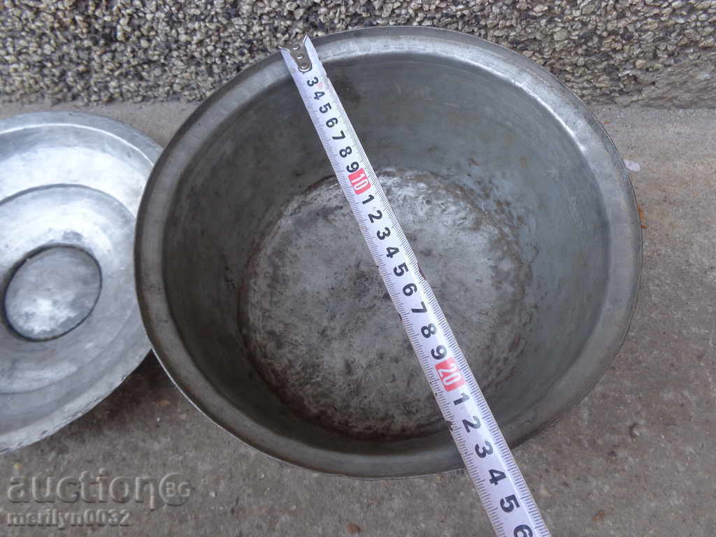 An old tinned pot, a baker's copper pot with lid - 7 An old tinned pot, a baker's copper pot with lid - 7