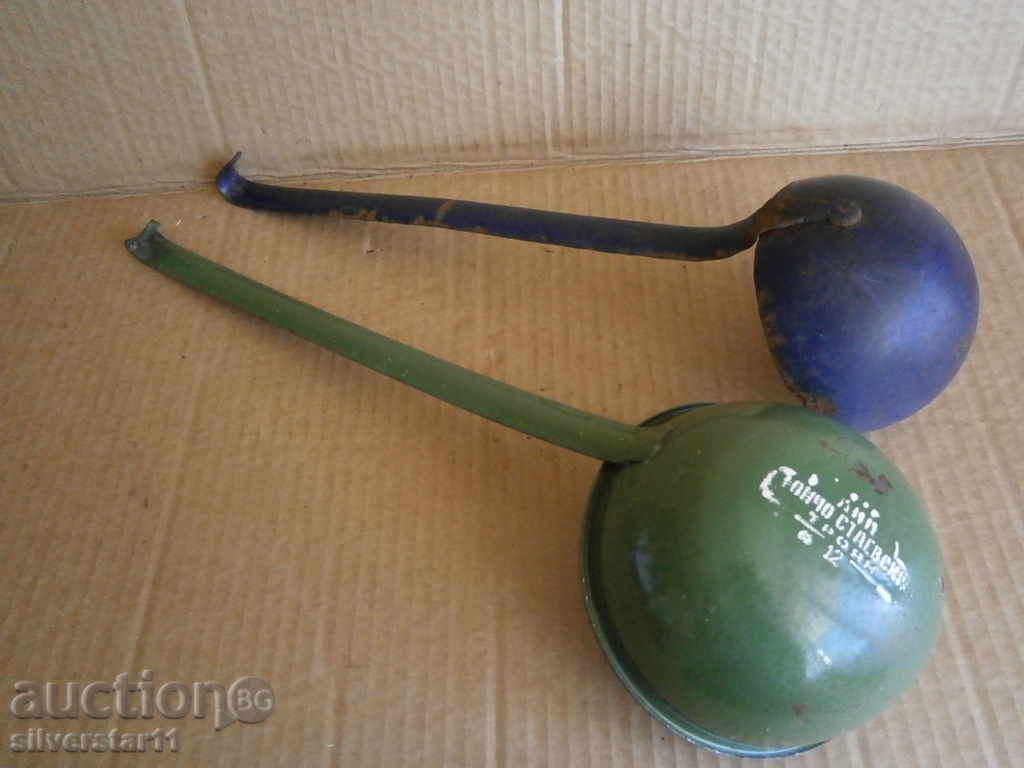 An old enamelled ladle lot - 5 An old enamelled ladle lot - 5