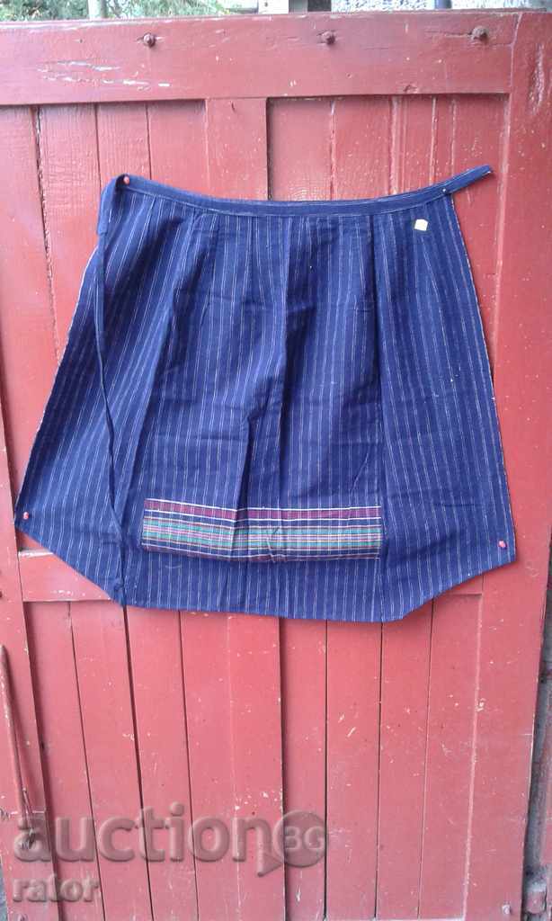 Автентична  клоширана  престилка  . Носия