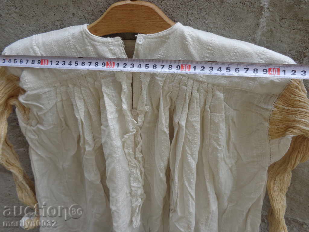 Women's hand-embroidered lace knotted lace chewing sweater with price 142.00 BGN | € 72.60 Women's hand-embroidered lace knotted lace chewing sweater with price 142.00 BGN | € 72.60