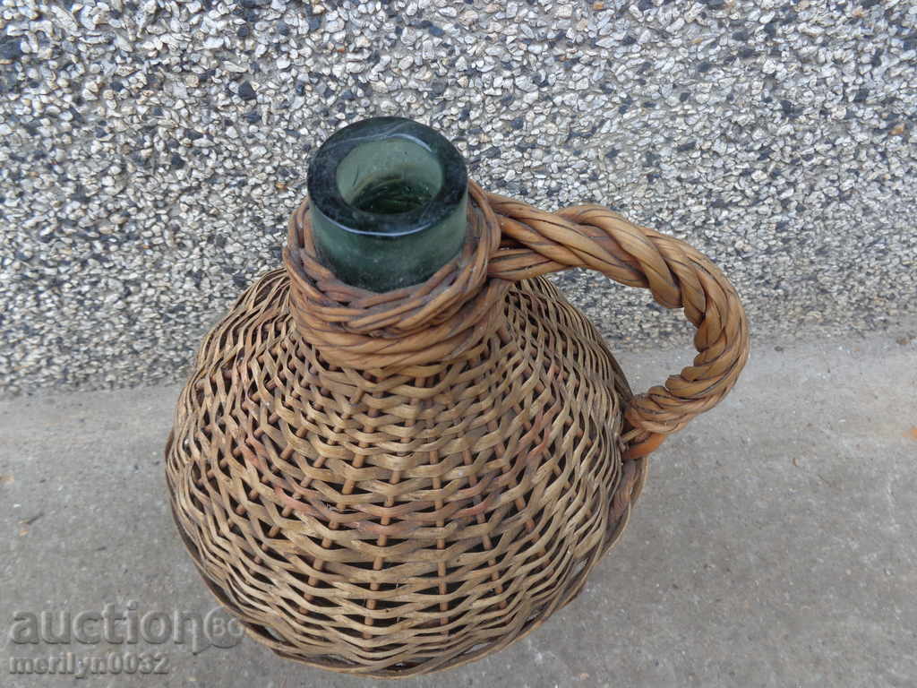 Delivery of An old wallet, a bottle, a bottle Delivery of An old wallet, a bottle, a bottle