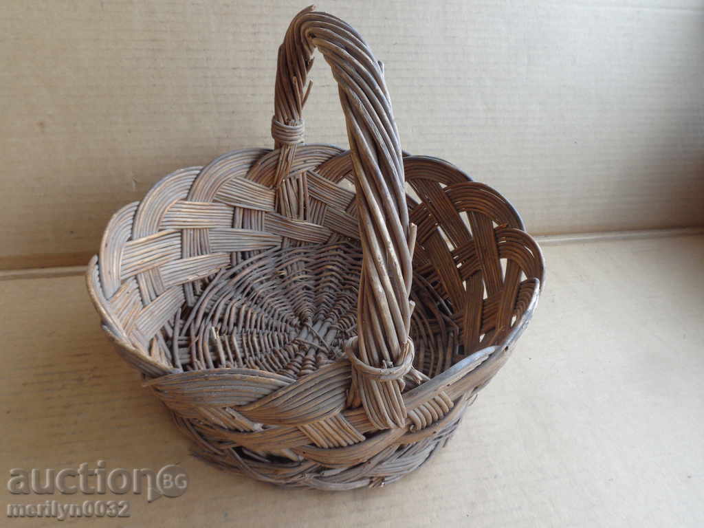 Vechi coș de răchită, coș de lemn, coș cu preț 32.00 BGN | € 16.36