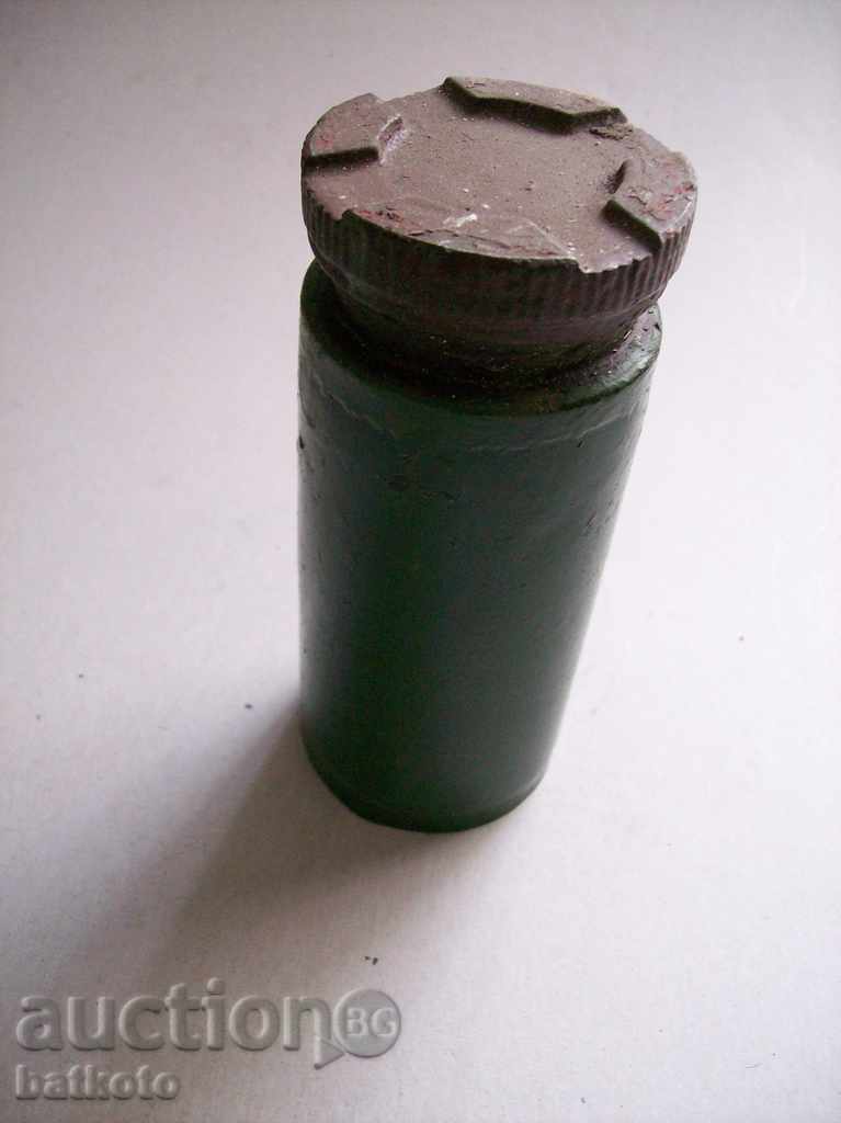 Un container pentru degazarea o soluție de mașini-gun, mortar DK