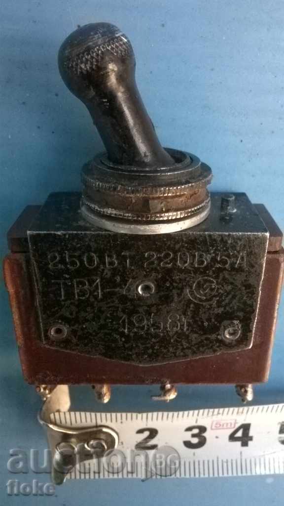 Bakelite switch-old with price 10.00 BGN | € 5.11 Bakelite switch-old with price 10.00 BGN | € 5.11