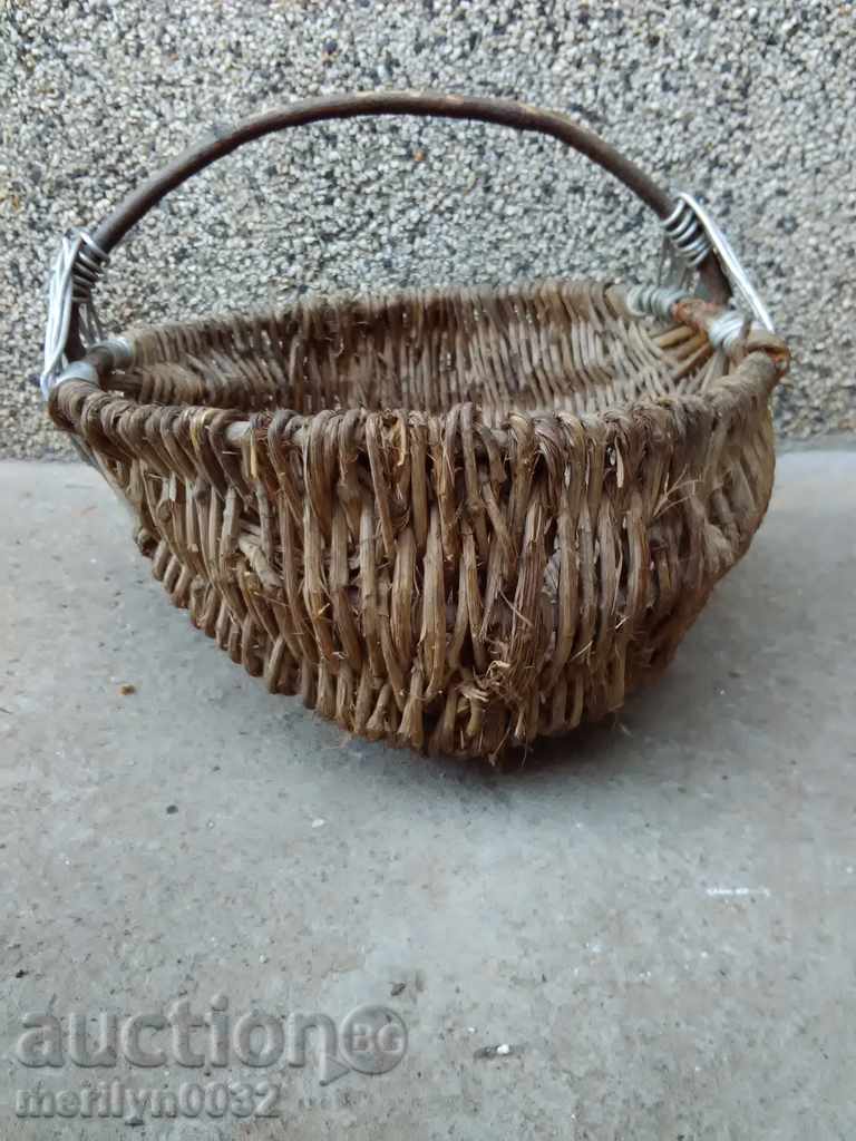 Auction An old basket of wicker basket Auction An old basket of wicker basket