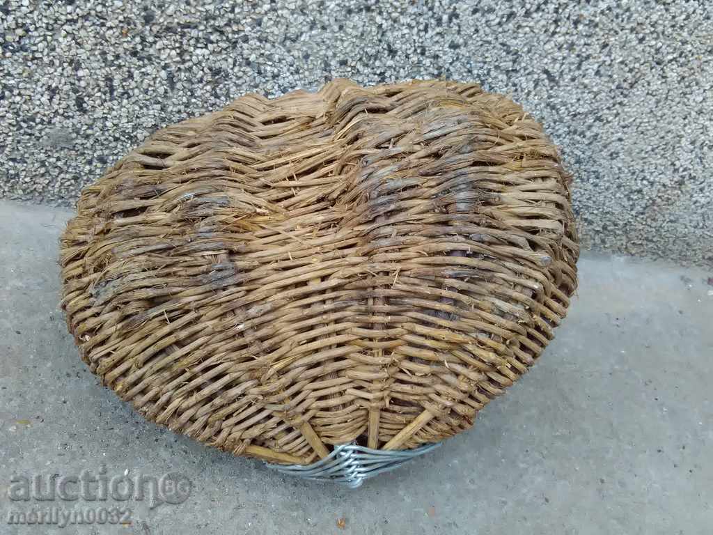 Delivery of An old basket of wicker basket Delivery of An old basket of wicker basket