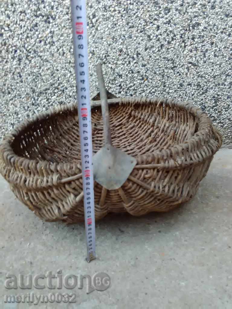 Auction  An old basket of wicker basket