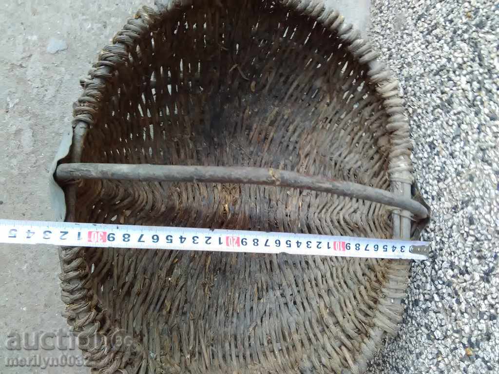 An old basket of wicker basket - 6