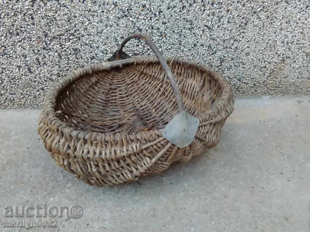 An old basket of wicker basket - 7